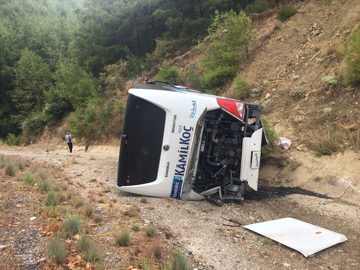 Burdur'un Bucak ilçesinde tırın dorsesine çarpan yolcu otobüsünün şarampole devrildiği kazada, ilk...