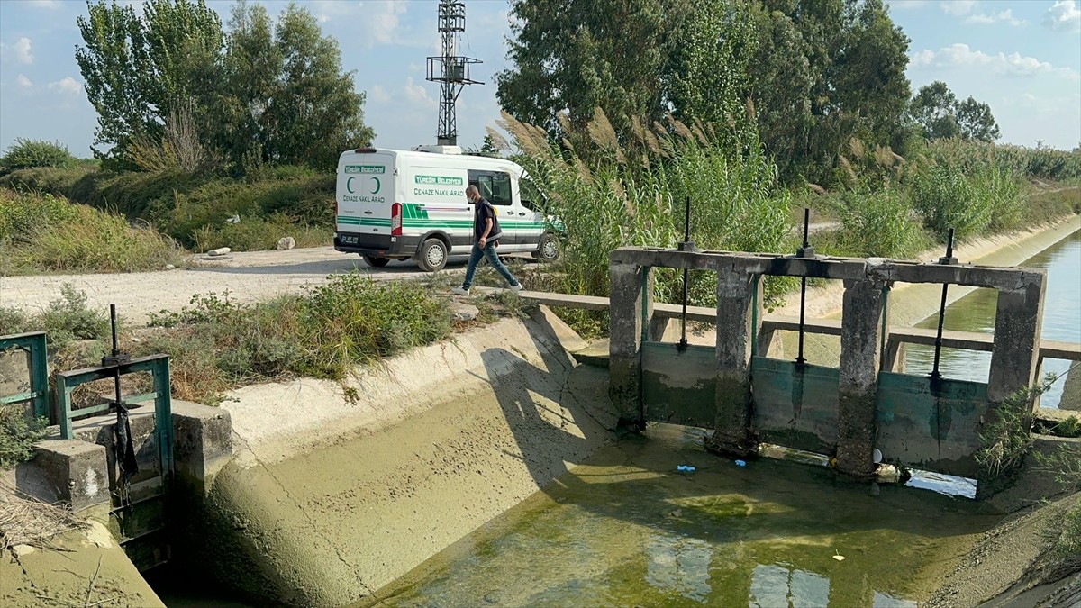 Adana'nın merkez Yüreğir ilçesinde sulama kanalında erkek cesedi bulundu. Ekiplerin çalışmasıyla...