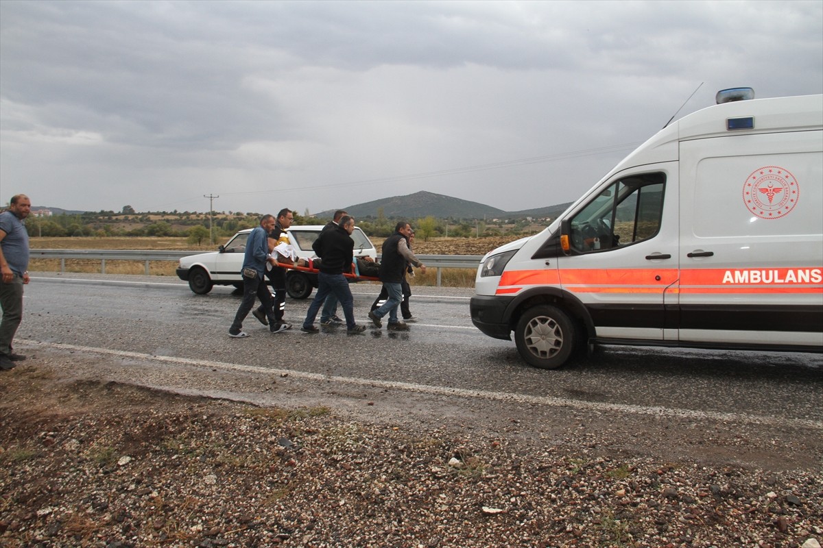 Konya'nın Beyşehir ilçesinde, devrilen kamyonetteki yabancı uyruklu 5 kişi yaralandı.Yaralılar...