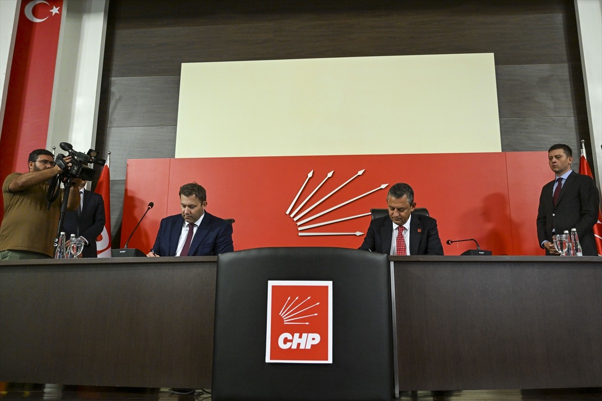 Cumhuriyet Halk Partisi (CHP) Genel Başkanı Özgür Özel (sağda) ile Alman Sosyal Demokrat Parti...